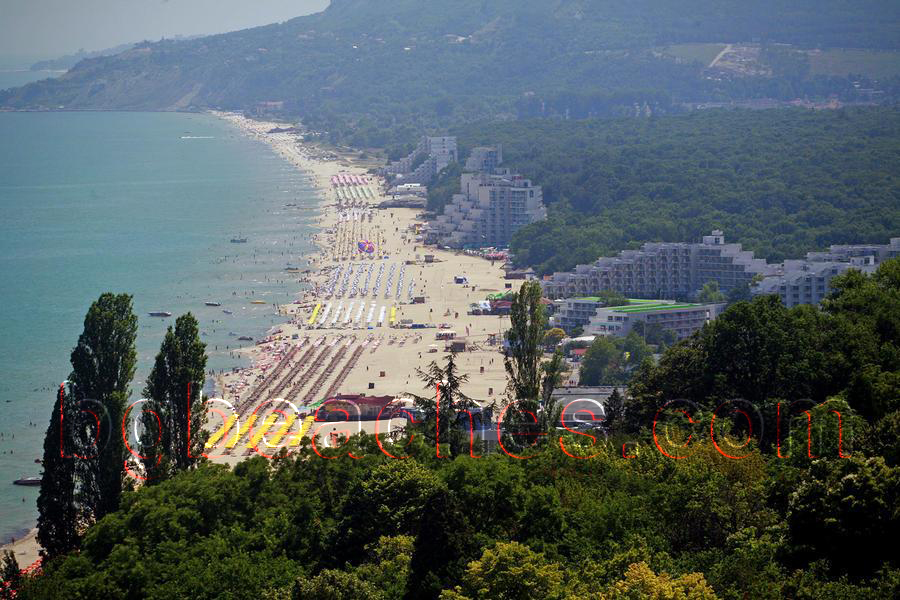 Тази снимка показва колко дълъг е плажа на Албена. В далечния му край е Кранево.