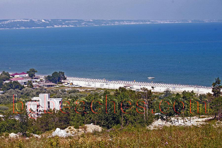 One thing we cannot deny - there are still some green places in Albena. We cannot say the same for <a href=\http://bgbeaches.com/en/Sunny_beach/\>Sunny beach</a>.