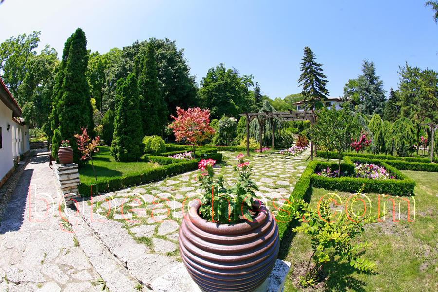 Ботаническата градина - лабиринт от тайнствени и красиви места.