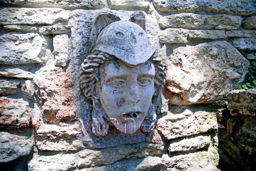 На чешмите в Двореца са изобразени митологически същества.