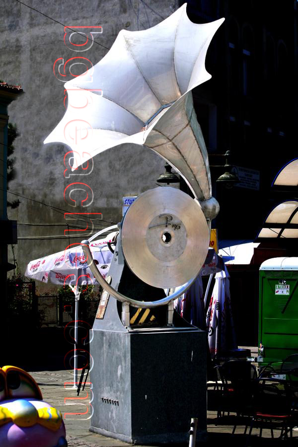 Грамофонът в Бургас е символ на музикалните настроения в Бургас. Градът е известен с музикални фестивали като "Бургаски вечери".