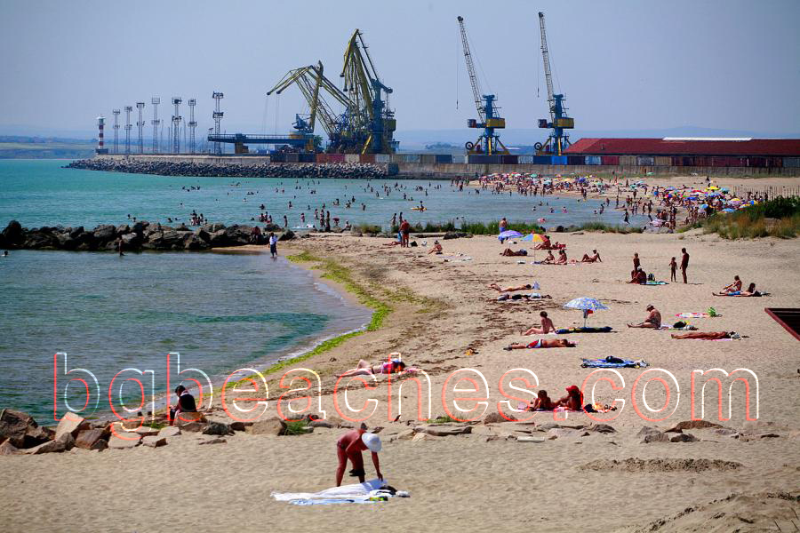Бургаското пристанище е второто по големина в България след <a href=http://bgbeaches.com/bg/Varna/port.html>Варненското пристанище</a>.