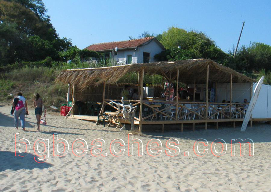 През 2008 се появиха нови заведения в Иракли като този бар на плажа.