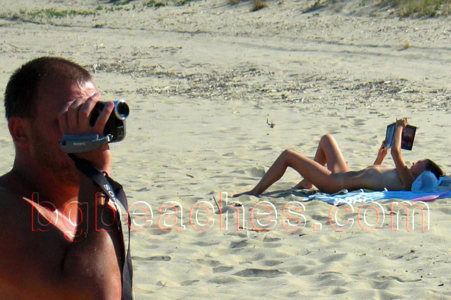 Прекрасен плаж, чиста вода, слънце... голи момичета... Това е раят Иракли.
