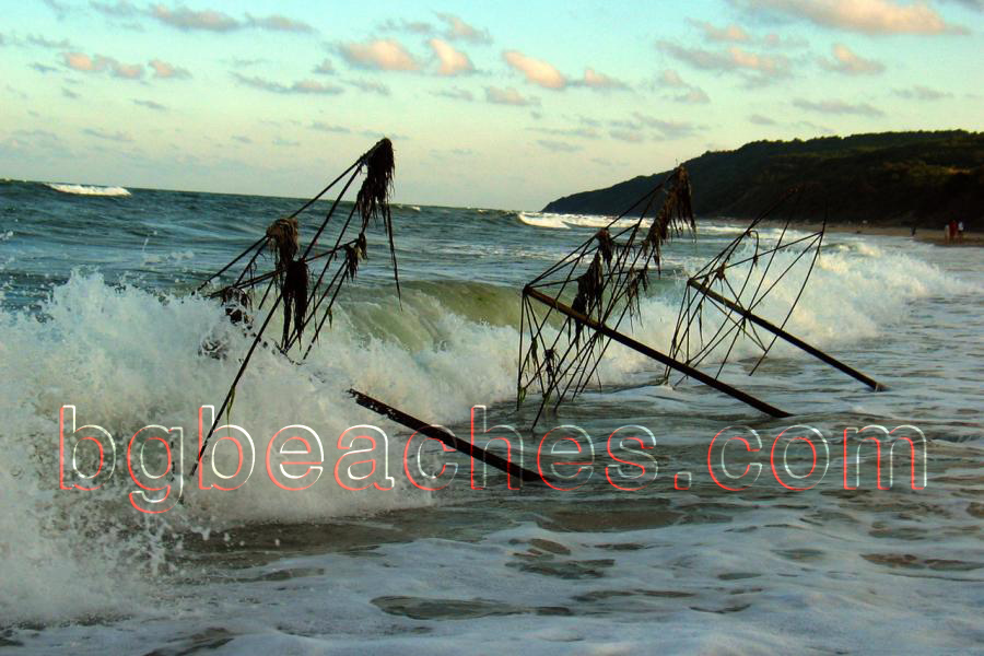 Силният вятър и морските вълни са причина тези плажни чадъри да се намират в морето. 