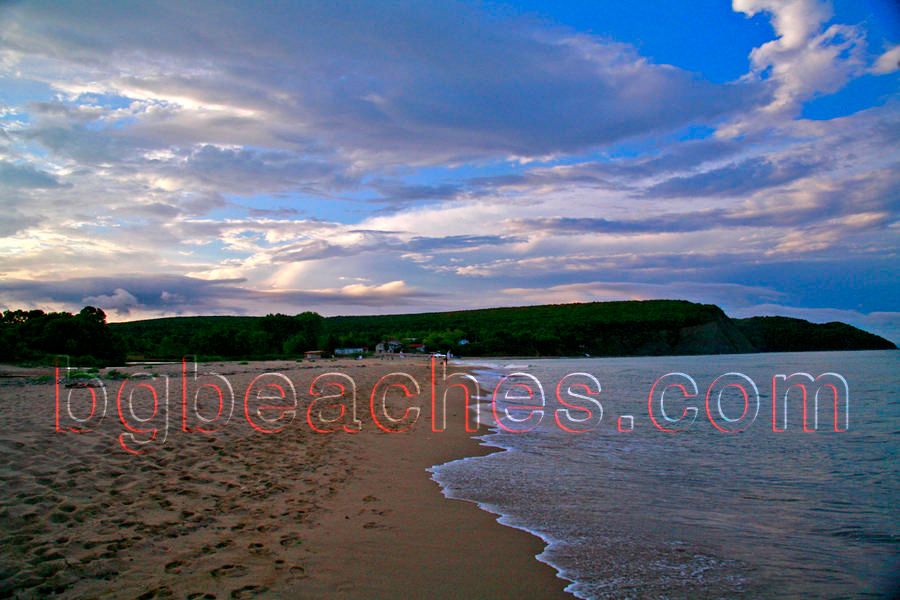 Изглед към плажа на Иракли, когато любителите на палатки все още не са открили сезона.