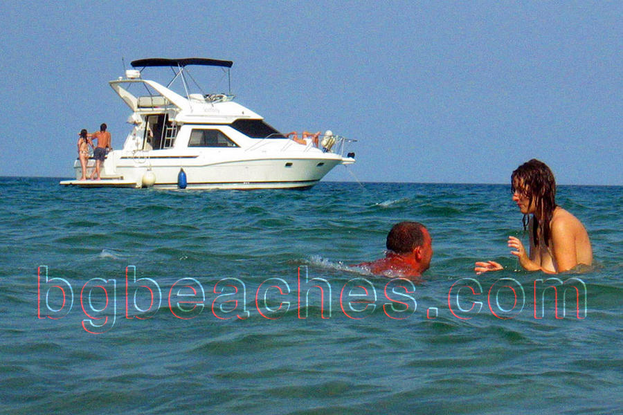 Красивият и чист плаж на Иракли привлича и по-заможни туристи, които идват до тук с яхтите си.