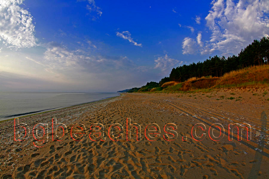 Плажната ивица на Кара Дере е дълга няколко километра и може да съперничи на тази в <a href=http://bgbeaches.com/v/25+Sluncev+bryag/Sluncev+bryag47.JPG.html> Слънчев бряг</a>.