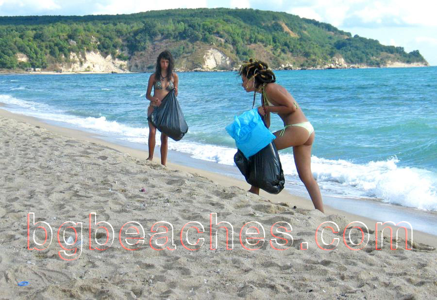 Krisi (left) and Deni (right) decided to start cleaning the beach as soon as they arrived. It seemed to dirty to them and they did not hesitate.