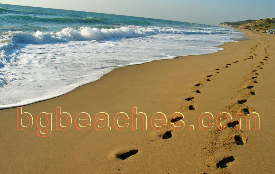 Любовта е оставила две следи по плажа на Карадере.