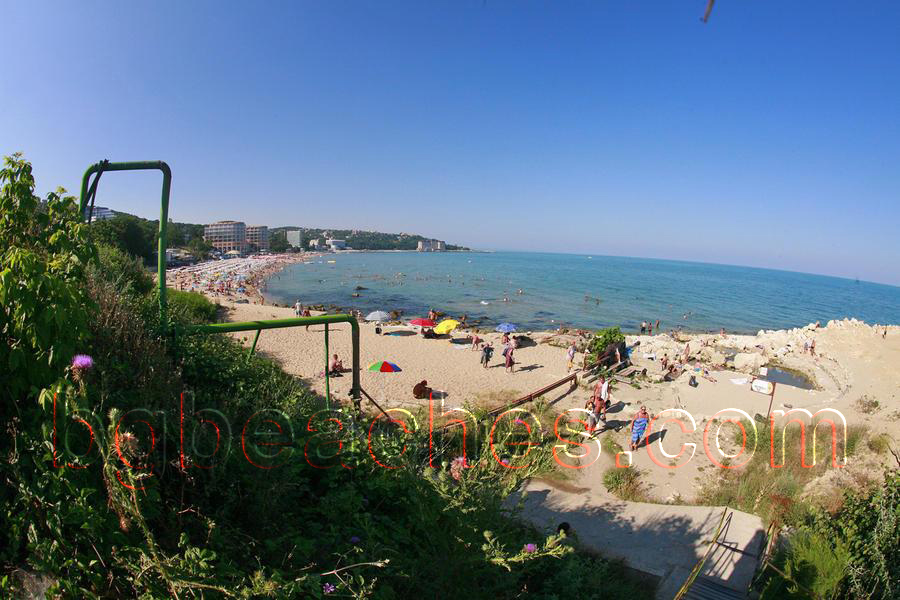Като навсякъде по черноморските курорти има една част на плажа, обикновено в края, където всеки прави каквото си поиска.