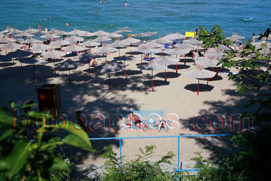 Изглед към плажа на Св.св.Константин и Елена, когато все още няма много туристи.