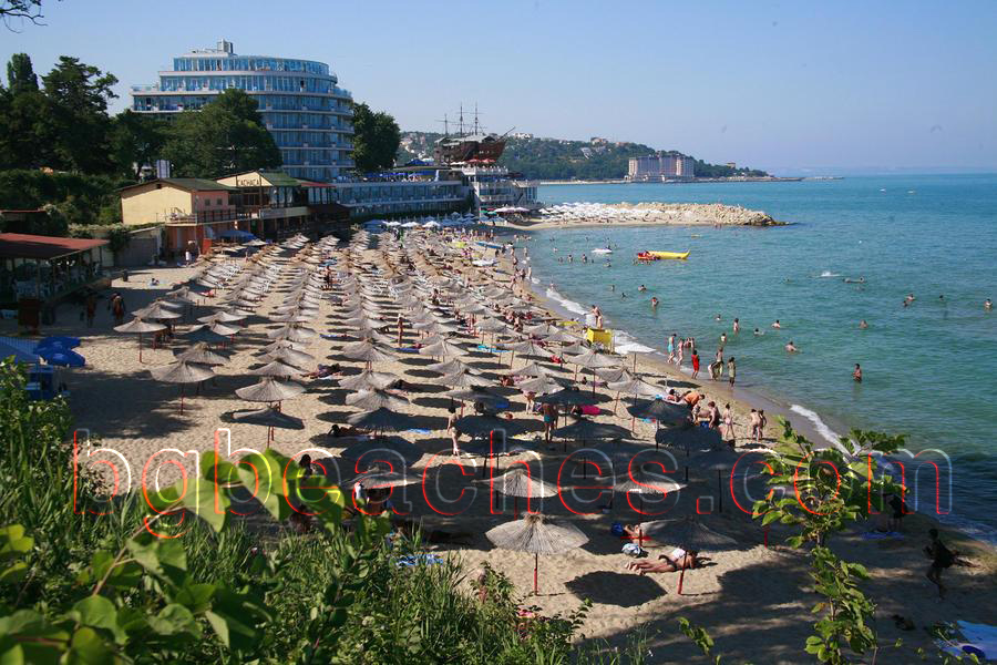 Изглед към плажа, който е близо до хотел "Сириус Бийч".