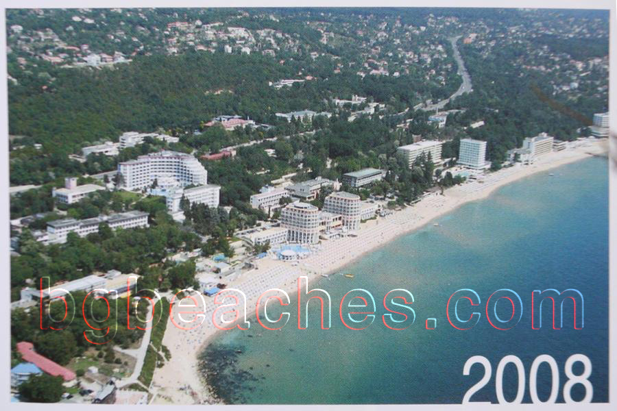 Крайбрежната ивица на Св.св.Константин и Елена. Курортът впечатлява туристите с много зеленина.