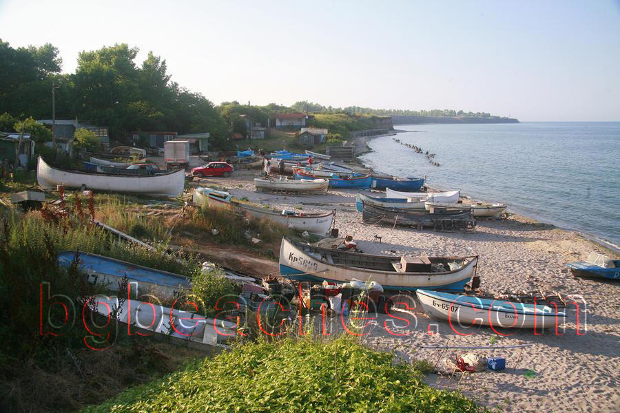 Пристанището на Крапец е представено само от рибарски лодки и няма нито една яхта.