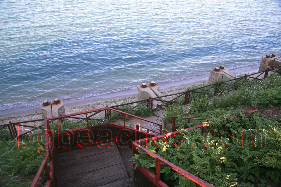 You can see the stairs to the see which is definitely a good idea :) Unfortunately there are no similar at <a href=\http://bgbeaches.com/en/Kamen_Bryag/\>Kamen bryag</a>.