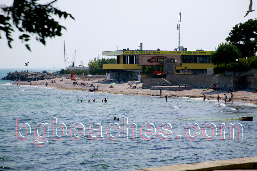 The main drawback of Nesebar is its very small beach. That's why most of the tourists go to the neighboring <a href=\http://bgbeaches.com/en/Sunny_beach/\> Sunny Beach </a> for sun bathing.