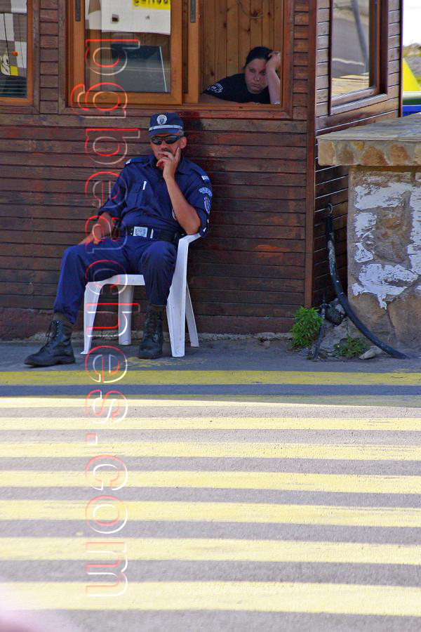 Полицейският контрол (въпреки че изглежда малко отегчен и заспал) е много стриктен в Несебър. Няма как да влезеш с автомобил в стария град освен с пропуск.