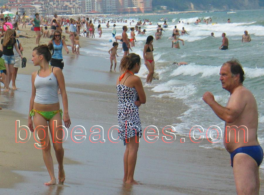 Тази година Обзор е сборище на хубави момичета от цяла България. Не си носете пясък тук има достатъчно :) 