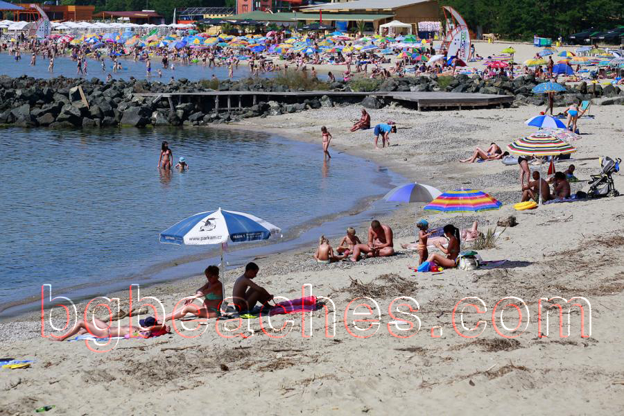 Приморско има два плажа. Това е южния, а другия е при <a href=http://bgbeaches.com/bg/Primorsko/Pearl-beach.html>Перлата</a>