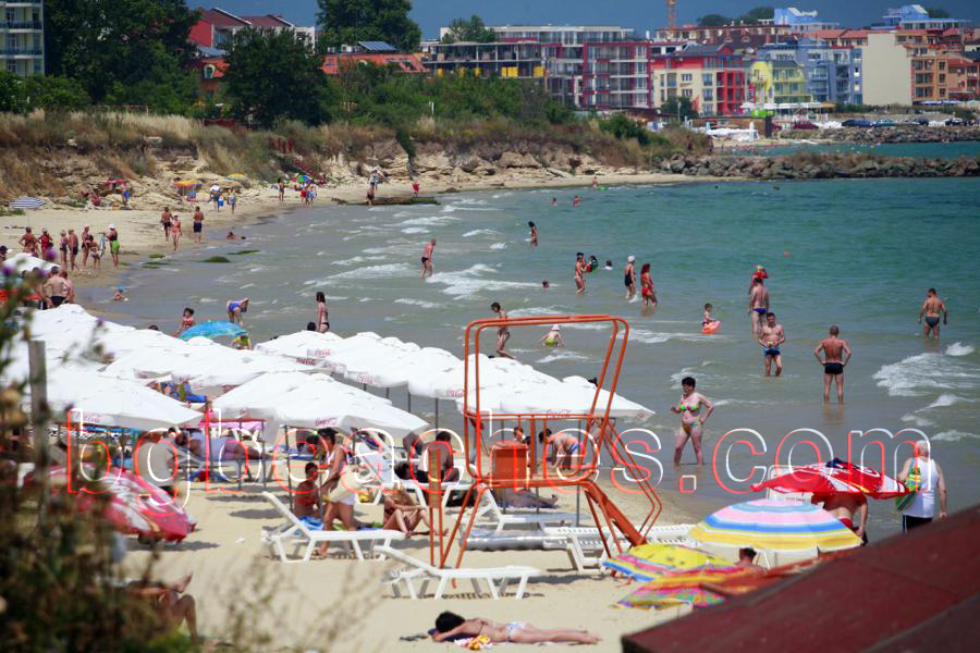 The small beach of Ravda is easyly overcrowded because of the many tourists coming from the huge hotels.