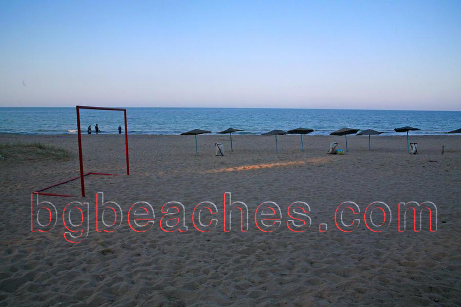 Плажът е широк и просторен. Концесионерските чадъри са малко. Можете да играете плажен футбол. 