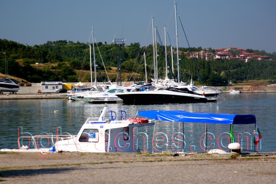 Созопол е също известен с пристанището си пълно с луксозни яхти.