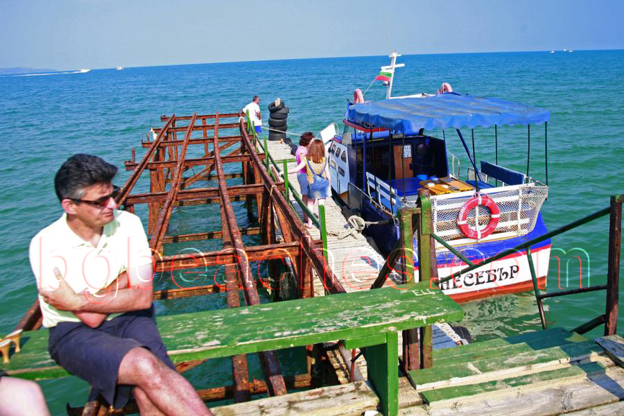 This boat takes you from Sunny beach to the neighboring <a href=\http://bgbeaches.com/en/Nesebar\>Nesebar</a>.