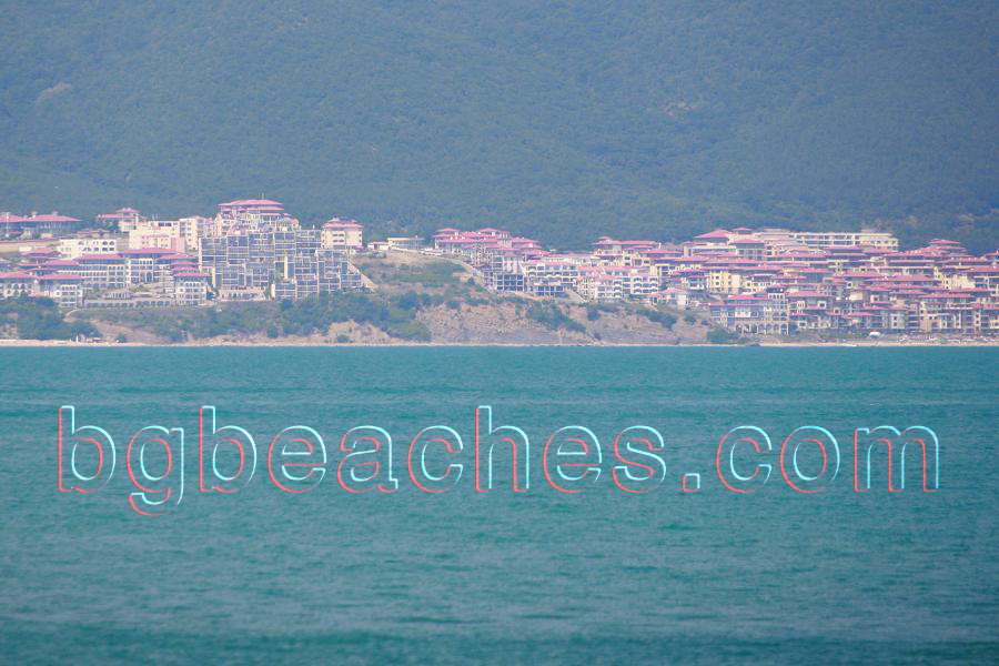 Малкият плаж на Свети Влас е един от основните му недостатъци. Не може да се сравни с близкия <a href=http://bgbeaches.com/en/Sunny_beach/>Слънчев бряг</a>.