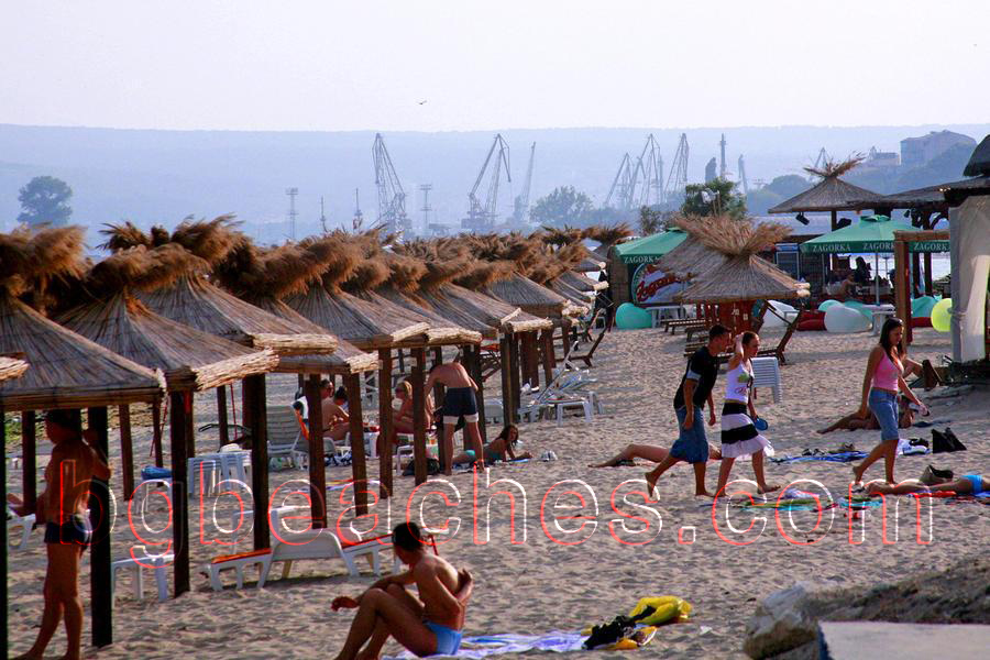 Екзотични плажни чадъри във Варна.