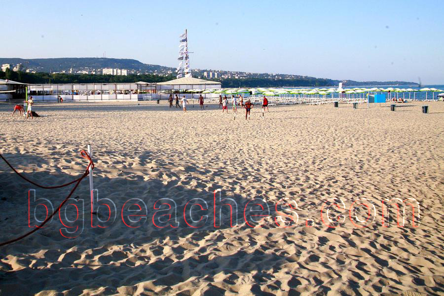 Плажната ивица във Варна е дълга и широка.