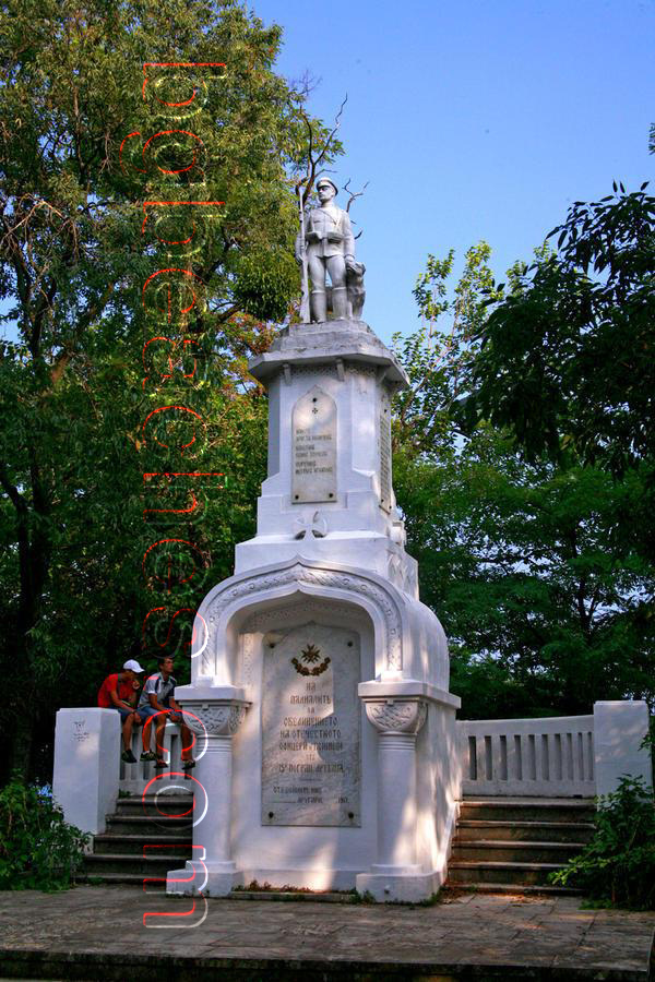 Паметникът на граничаря се намира близо до Природонаучния музей във Варна. 