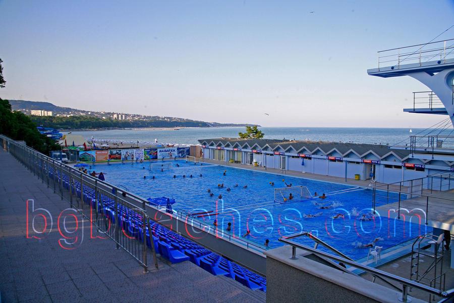 Плувен басейн "Юлиан Русев" във Варна. Басейнът е с размери 25 на 50 м.