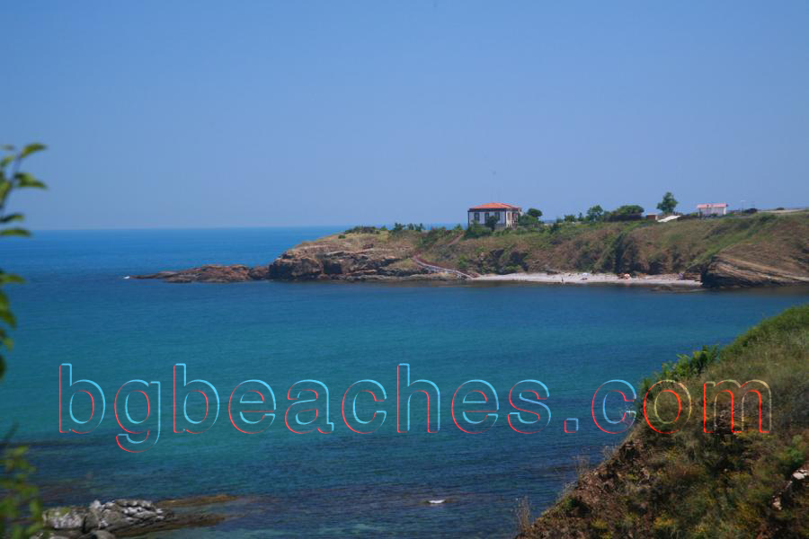 This photo shows that there is still some free space on the shores of Ahtopol. This is not true about similar resorts like <a href=\http://bgbeaches.com/en/Sozopol/\>Sozopol</a> where every inch is cemented</a>.