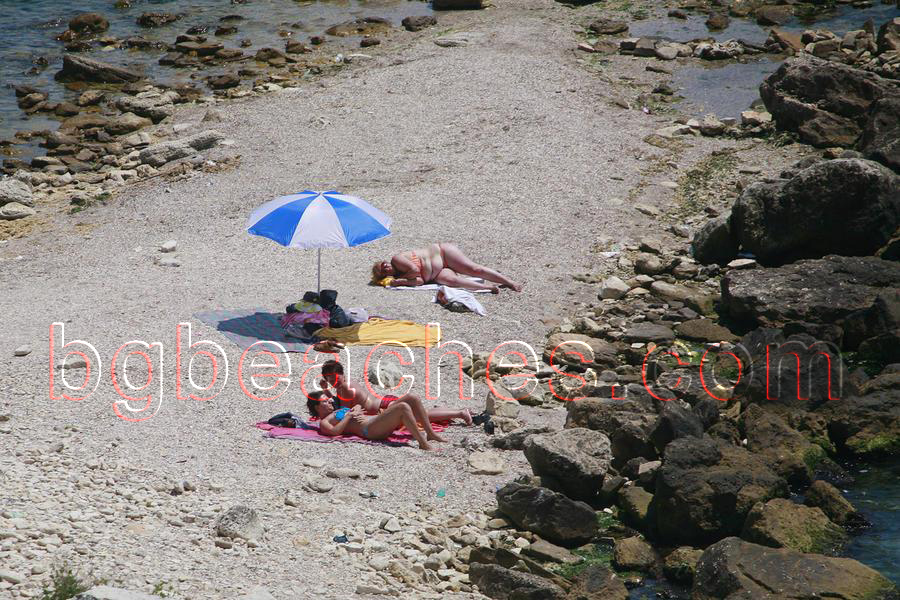 Плажът е много малък, предимно каменист. Тези туристи се наслаждават на малък участък, на който има пясък.