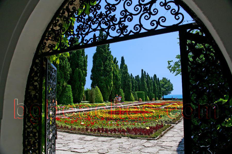 Гетсиманската градина - най-източната част от градината. Портата е  от ковано желязо и е истинско произведение на изкуството.