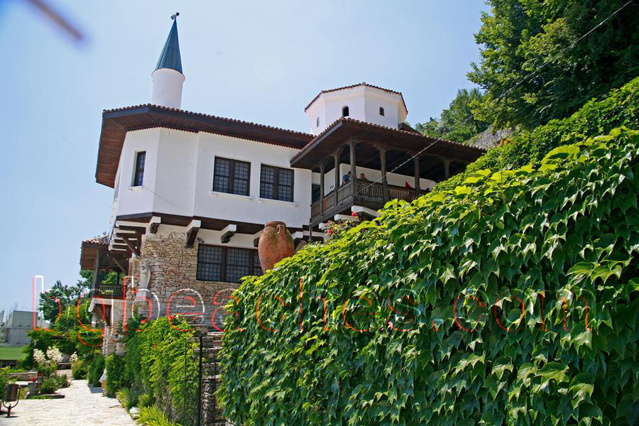 Дворецът "Тихото гнездо" е построен от италиански архитекти през периода 1924-1927 година.