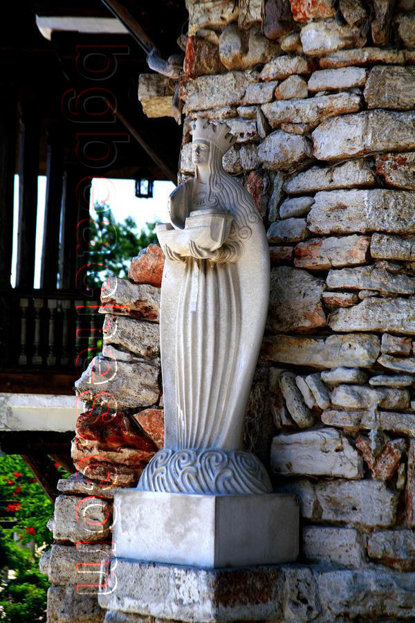 Статуя на Дева Мария в "Тихото гнездо" в Балчик.