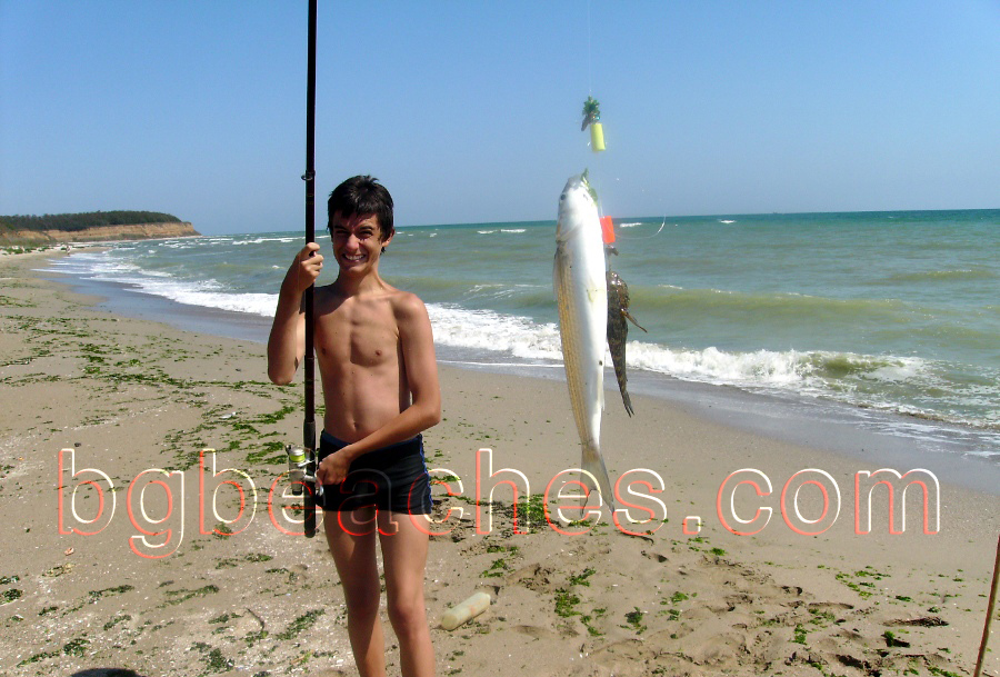 Млад рибар се радва на богатия си улов на Дуранкулак.