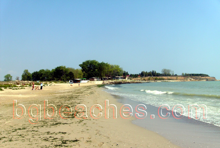 Тази снимка показва по-чистата част на плажа на Дуранкулак.
