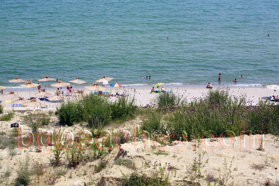 Плажът на Галата не е впечатляващ. Все пак е за предпочитане пред централните претъпкани и замърсени плажове на Варна.