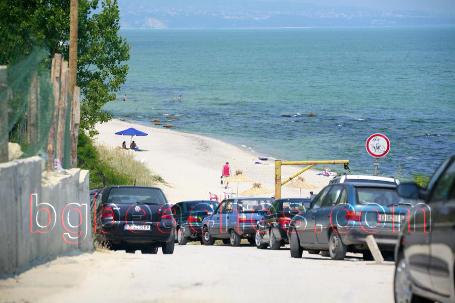 Повечето посетители стигат до плажа с кола. Разбира се това не е предвидено и паркирането е почти невъзможно.