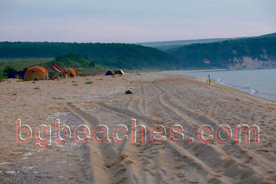 Това е още една снимка от Карадере в края на юни, показвайки другата част на плажа.