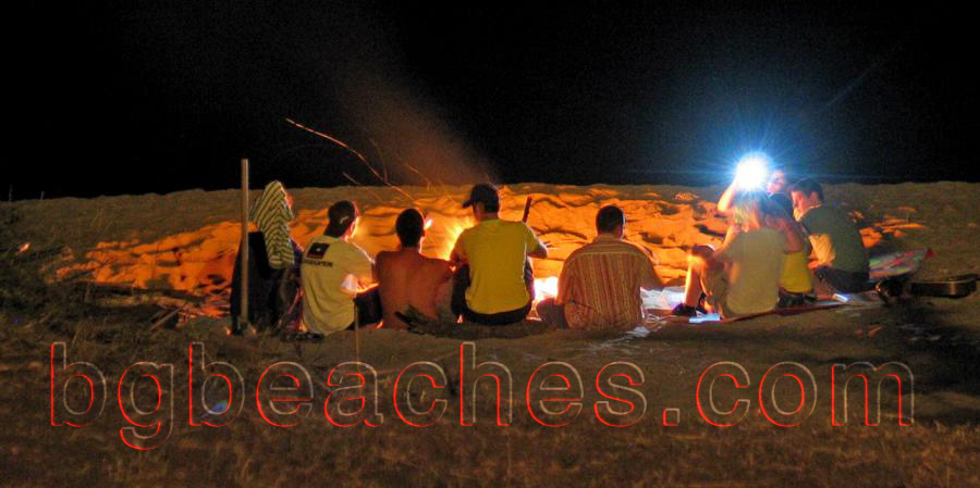 Без значение колко горещи са дните, нощите на Карадере са хладни. Традиция е всяка вечер в Карадере пред бара да се пали огън. Всички се събират за да се стоплят и повеселят.