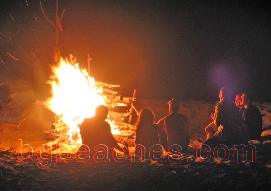 Дървата от близкото село Горица се оползотворяват по най-добрия начин във вечерния огън.