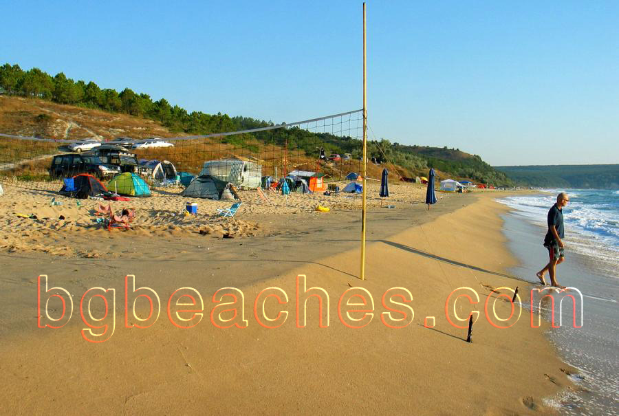 Бурното море иска да направи плажния волейбол на водна топка :)
