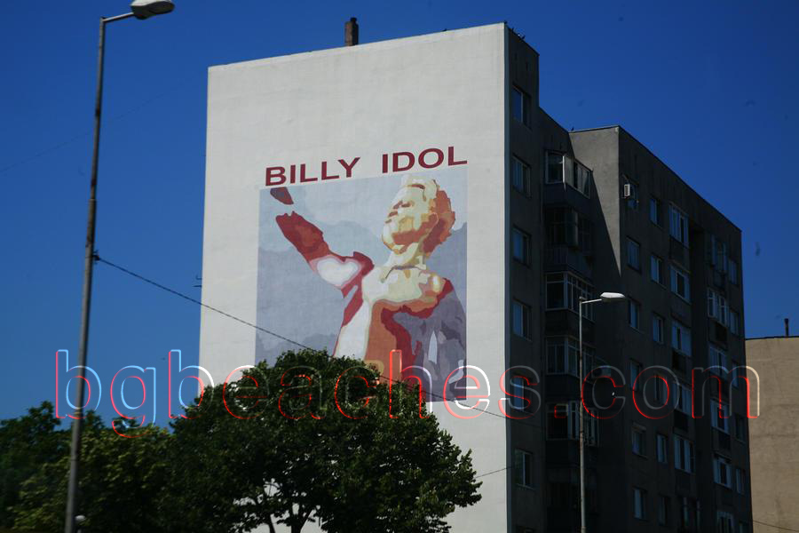 Billy Idol is a frequent guest of Kavarna and its hard-rock / metal concerts.
