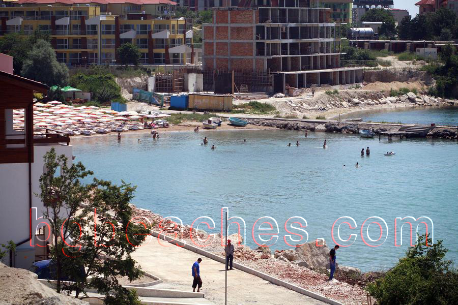 Another photo of Kavarna's central beach. It is not only small, but additionally made look ugly by the near-by construction.