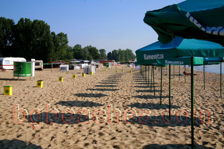 The beach of Kavatzi and Smokinya is kept tidy and clean - that's one thing we cannot deny.