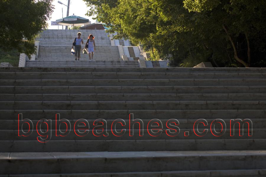 Това са стълбите към плажа на Китен. Eдва ли ще имате по-добра възможност да покажете какъв мъж сте като предложите на някоя млада девойка да я пренесете до върха.